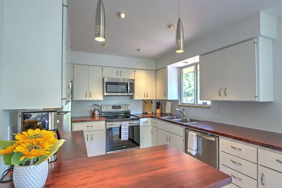 Well equipped kitchen with all new appliances