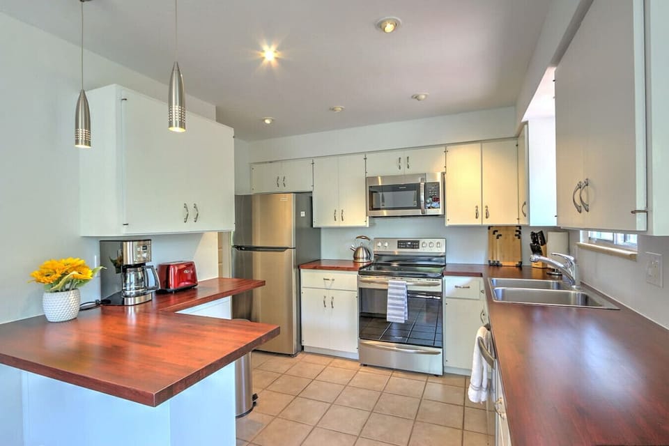 Well equipped kitchen with all new appliances