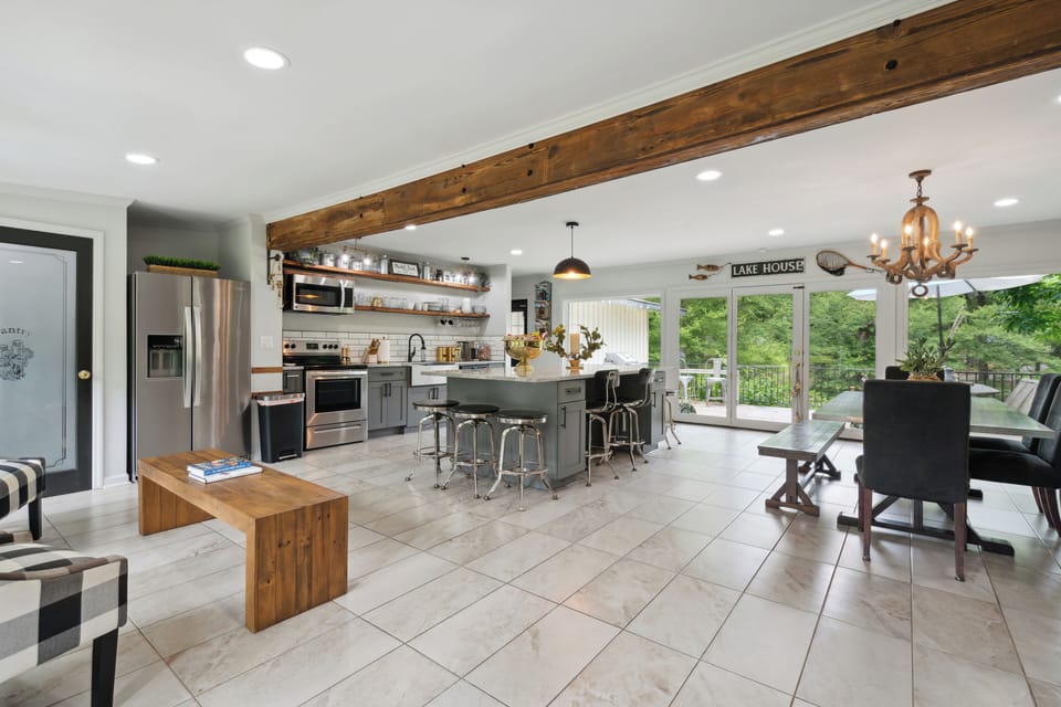 Luxurious kitchen equipped with top of the line kitchen gourment