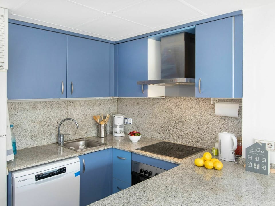 Countertop, Cabinetry, Tap, Kitchen Sink, Sink, Property, Furniture, Plumbing Fixture, Kitchen, Building