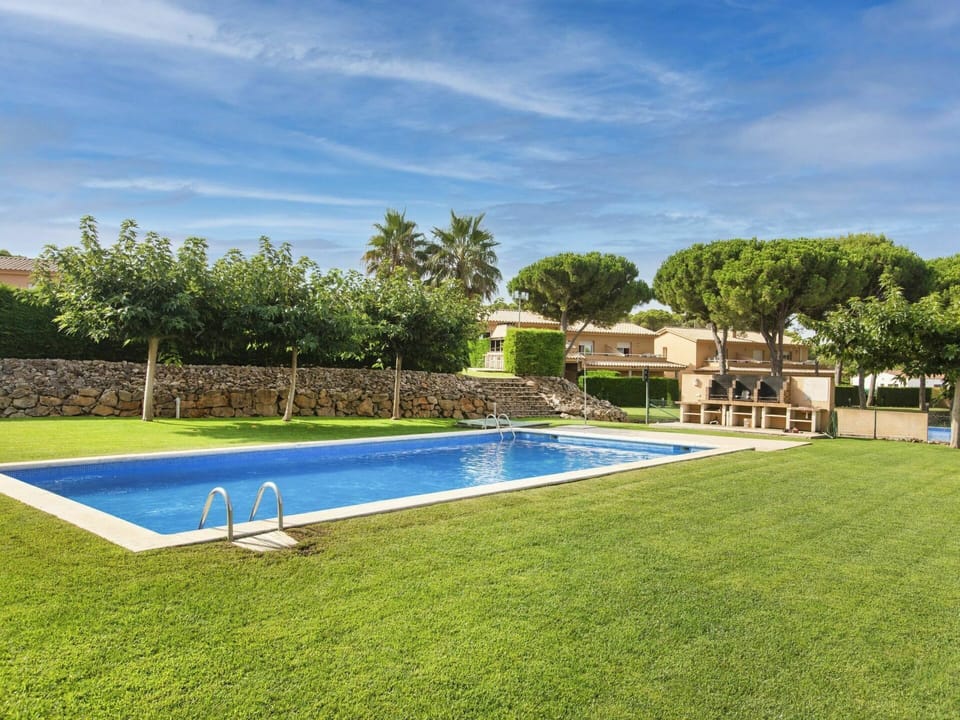 Water, Cloud, Plant, Sky, Property, Swimming Pool, Tree, Building, Rectangle, Shade