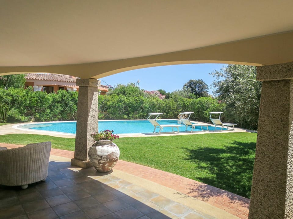 Water, Plant, Swimming Pool, Nature, Tree, Building, Shade, Condominium, Leisure, Residential Area