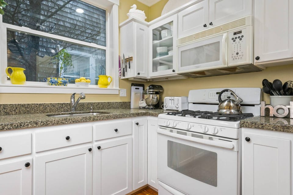 Cook delicious meals for breakfast, lunch, and dinner in this fully equipped kitchen. We suggest grabbing some seafood from a local market.