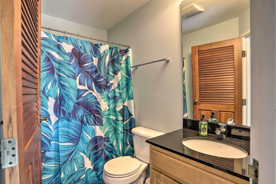 Full Bathroom | Towels Provided