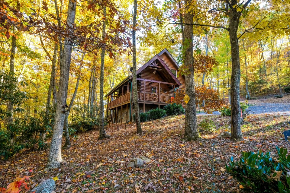 Smoky Mountain Cabin "Bearfoots Cozy Cabin" - Covered Wraparound Deck