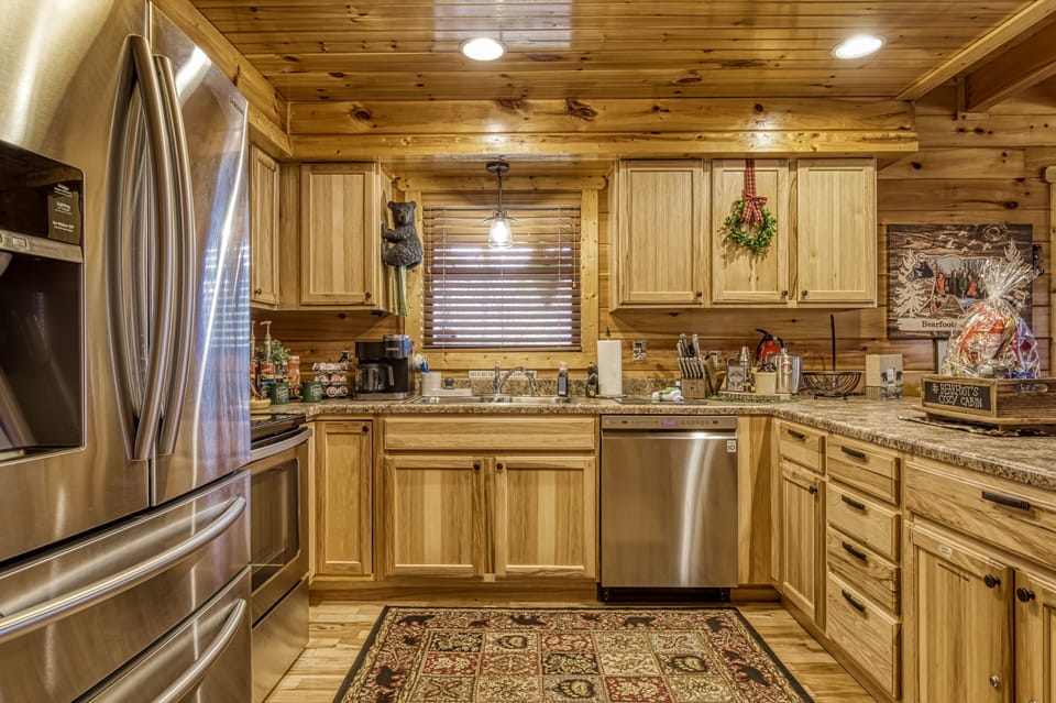 Cabin in the Smokies "Bearfoots Cozy Cabin" - Fully furnished kitchen
