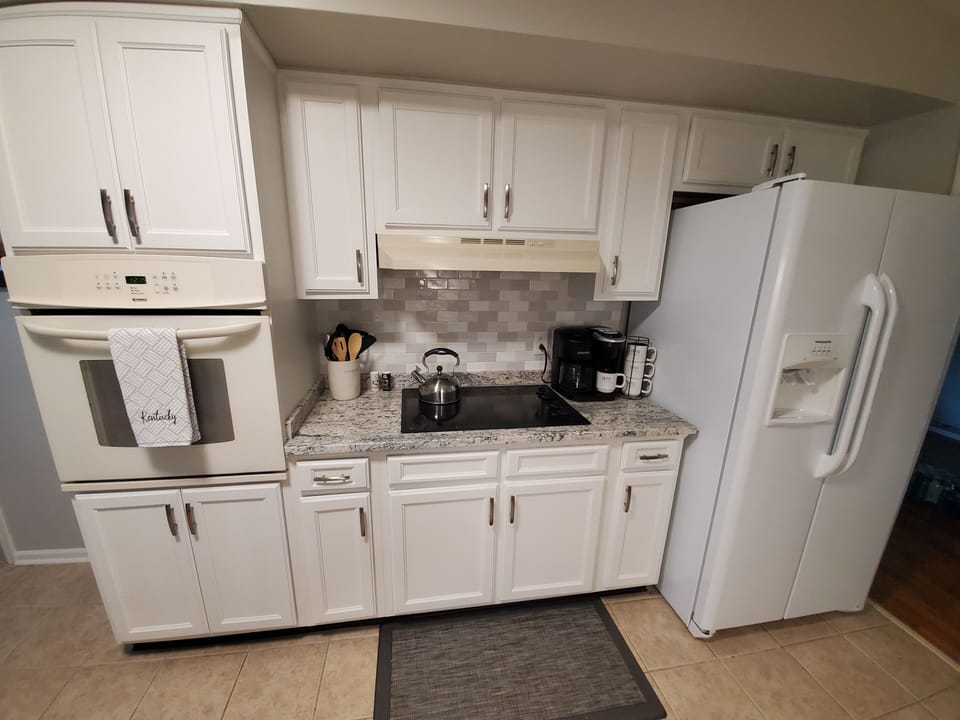 House, 5 Bedrooms | Private kitchen | Fridge, oven, coffee/tea maker, toaster