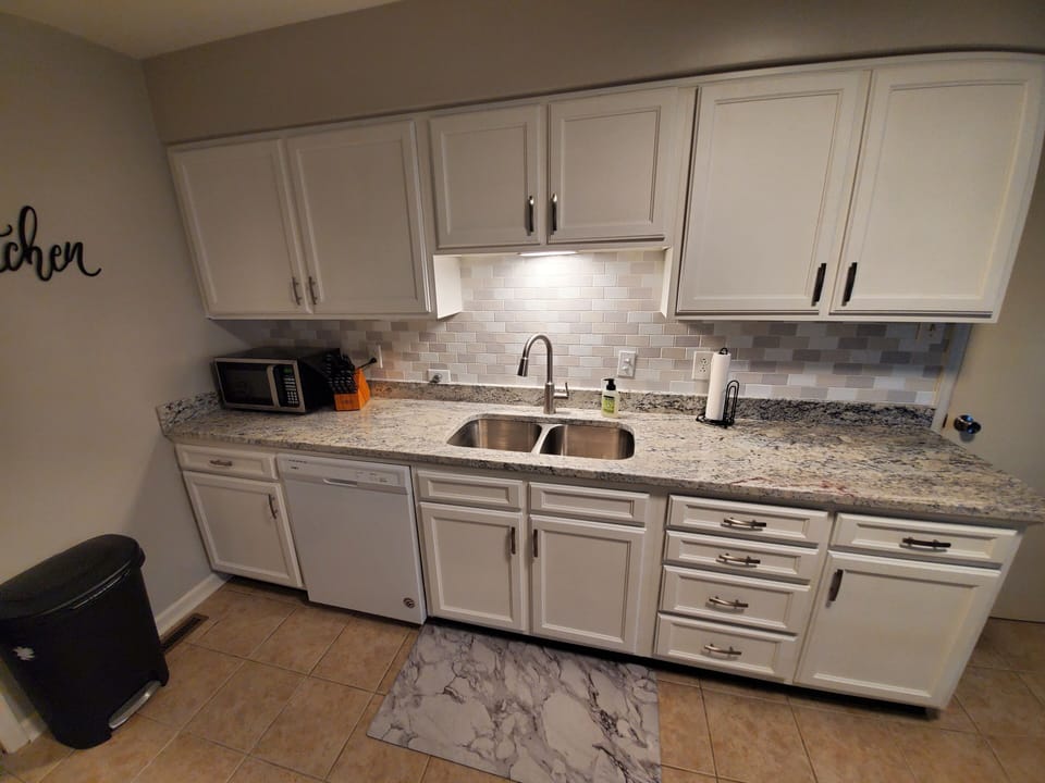 House, 5 Bedrooms | Private kitchen | Fridge, oven, coffee/tea maker, toaster