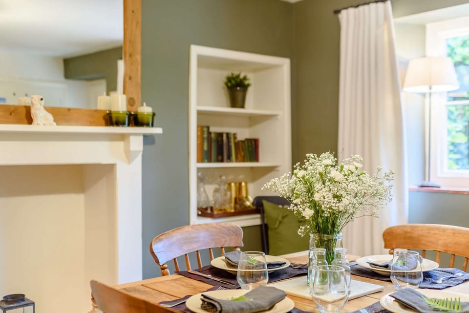 Star Cottage Dining Area - StayCotswold