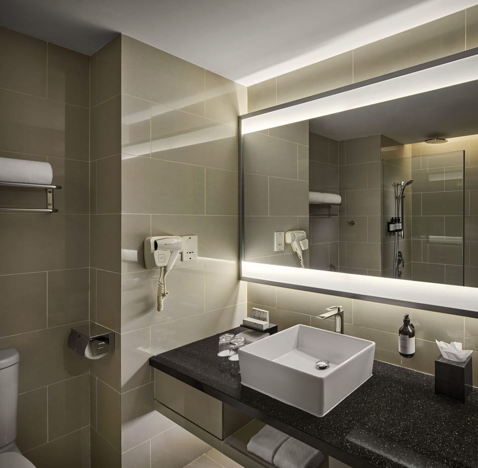 Shower, rainfall showerhead, free toiletries, hair dryer