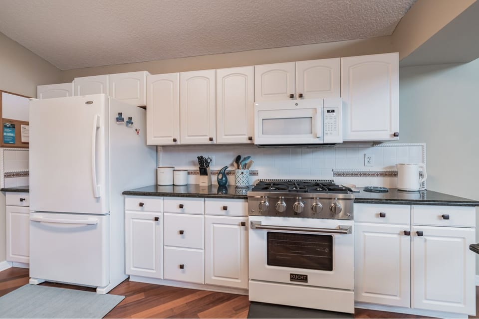 Beautiful Kitchen with 4 burner gas stove.