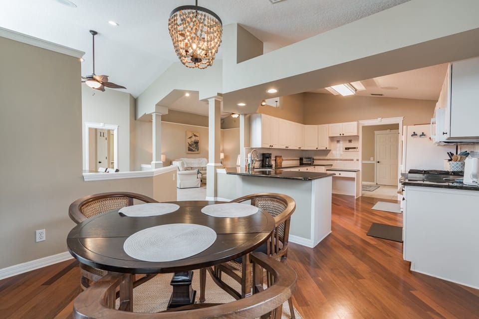 Eat in area off of kitchen