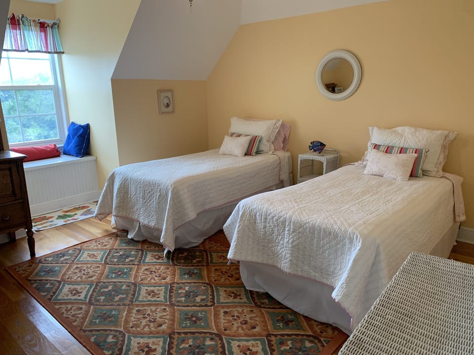 2 twin beds upstairs 