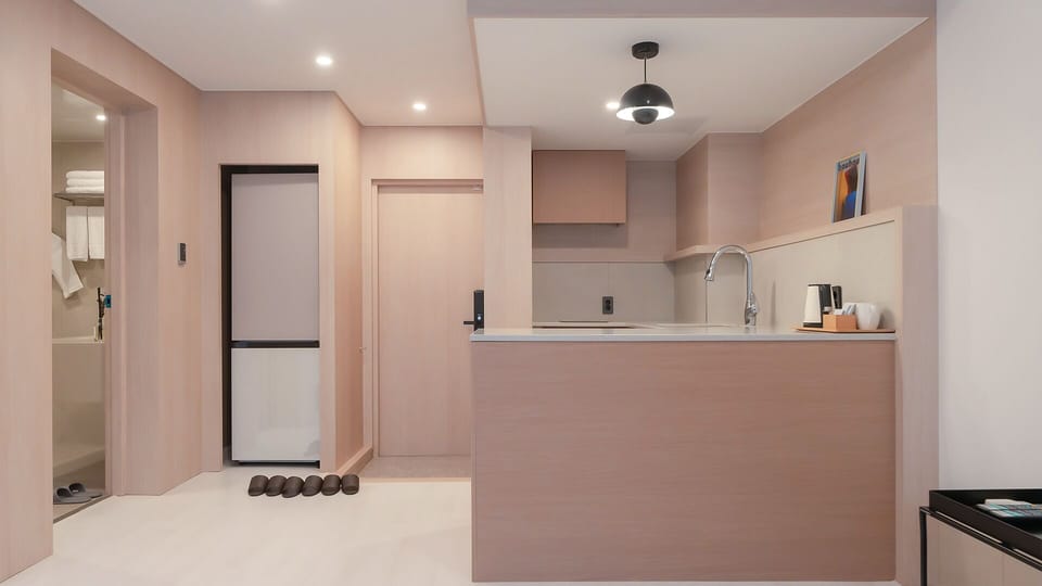 Avenue Garden B 1st Floor | Premium bedding, blackout drapes, free WiFi, bed sheets