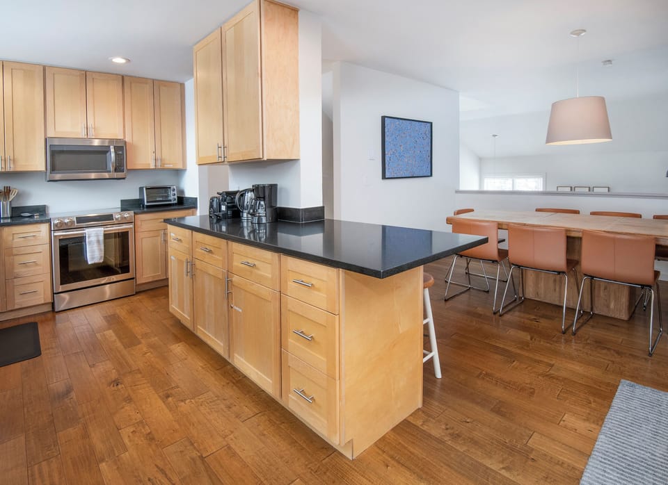 Kitchen & Dining Area