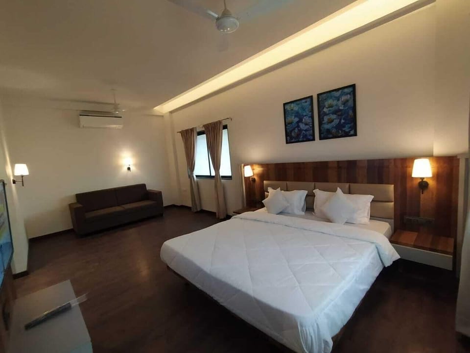 Deluxe Double Room | Pillowtop beds, desk, blackout drapes, free WiFi