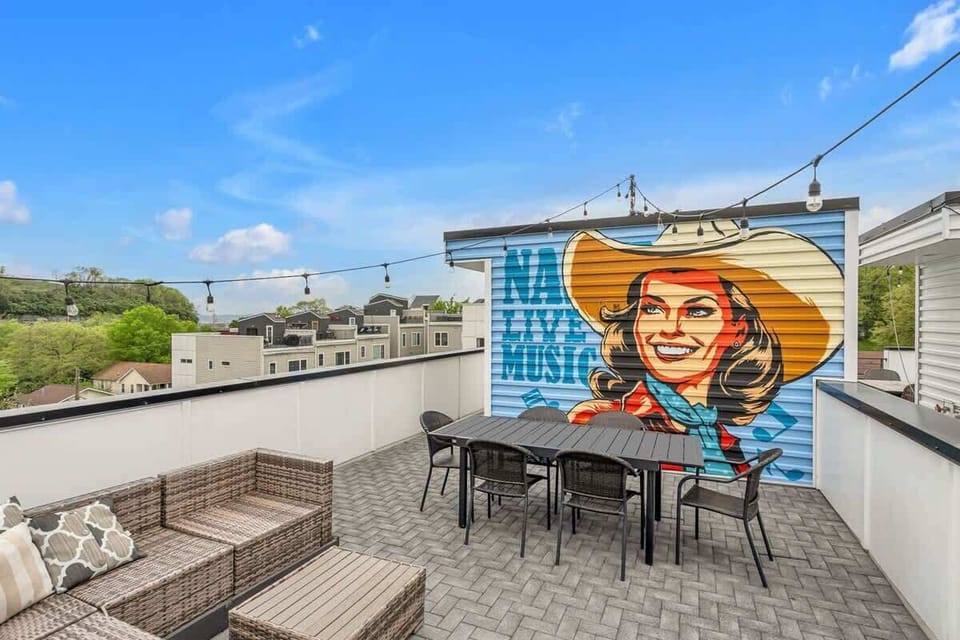 Bright rooftop mural capturing the vibrant energy and iconic Music City style of Nashville.