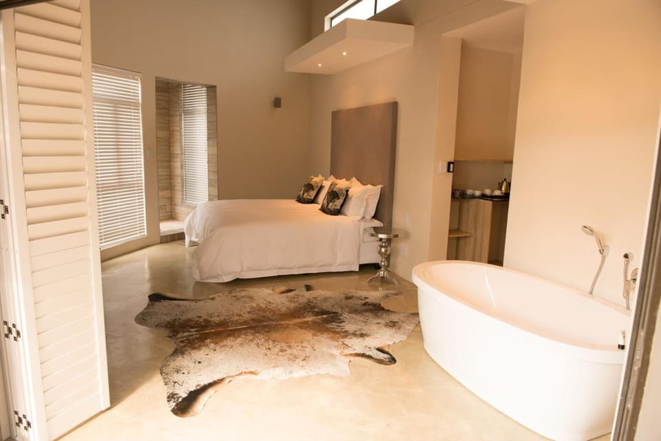 Separate tub and shower, deep soaking tub, rainfall showerhead