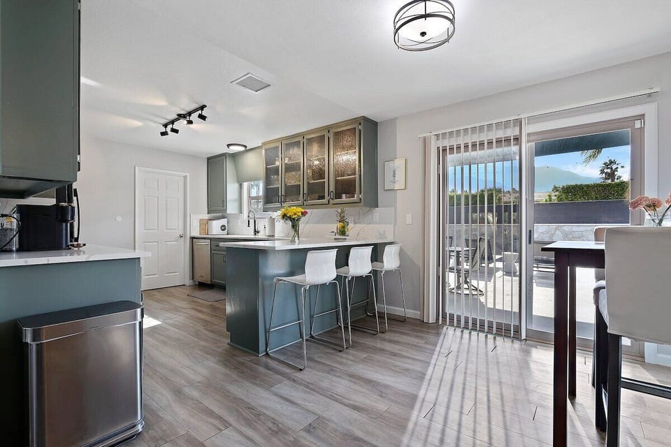 Kitchen - Hightop barstools for the island