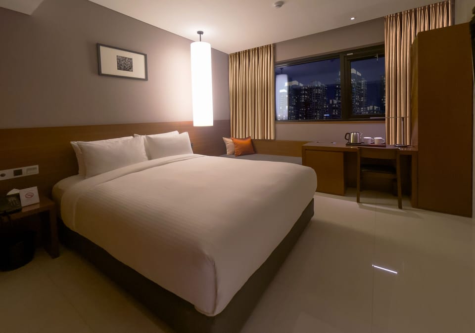 Deluxe | Premium bedding, down comforters, individually decorated, desk