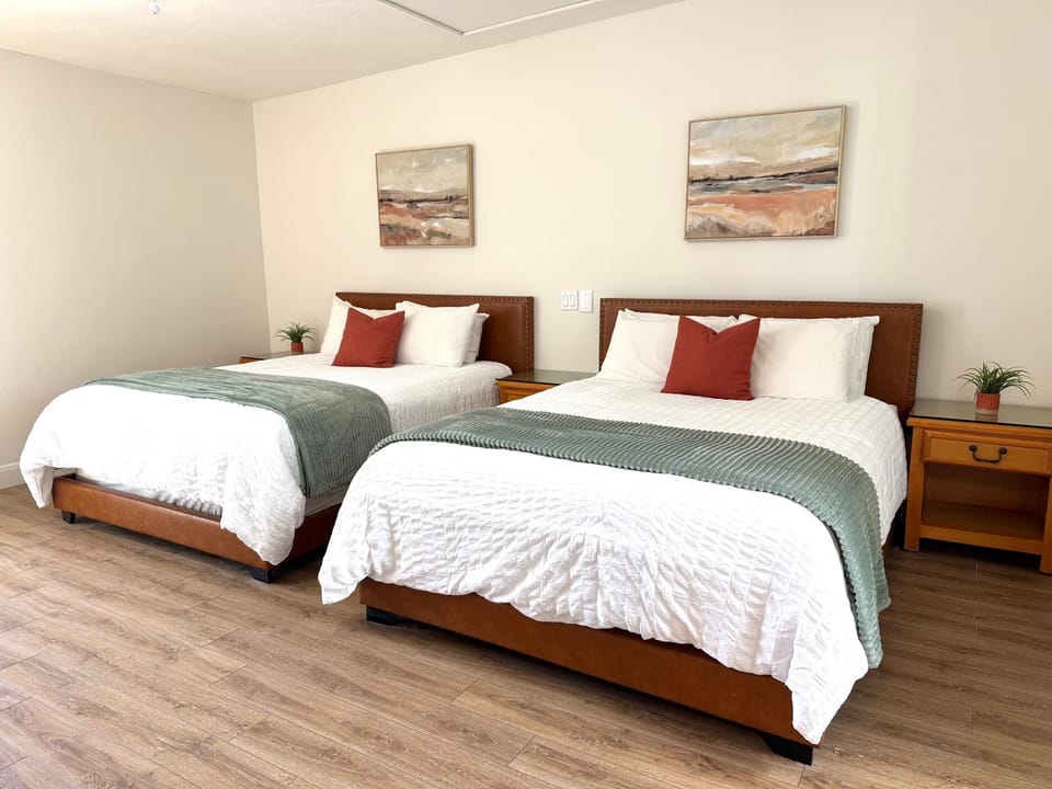 Guest bedroom, 2 Queen beds (2 floor sleeping pads/twin size in closet)