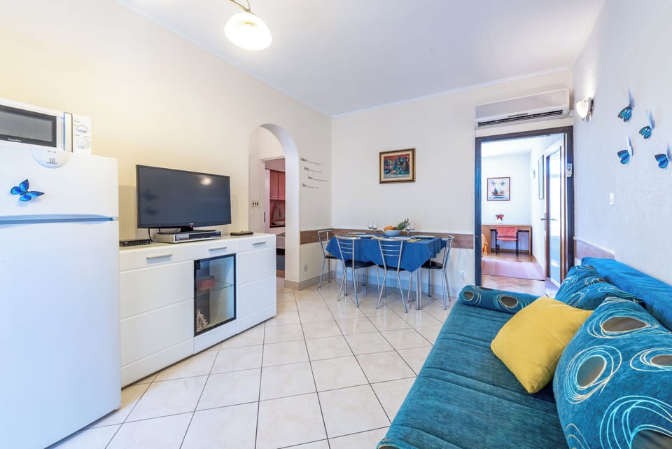 Apartment, 2 Bedrooms, Smoking, Terrace | Dining room