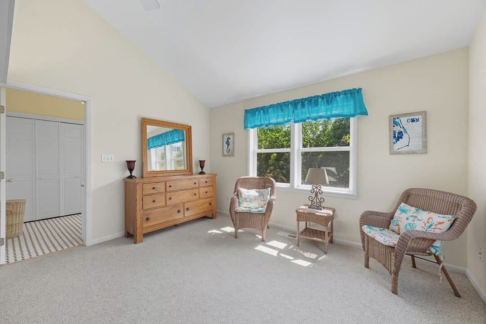 Mid-Level King Master Bedroom