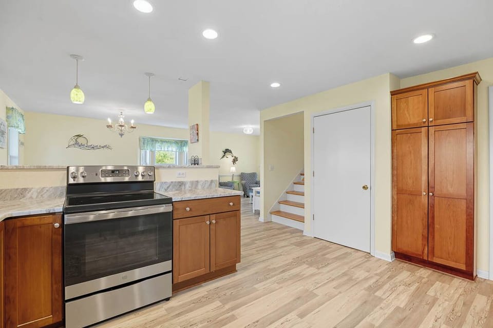 Mid-Level Kitchen with Bar (seats 3)