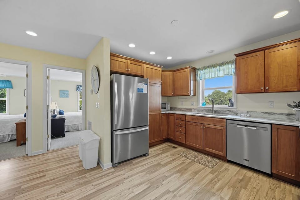 Mid-Level Kitchen with Bar (seats 3)