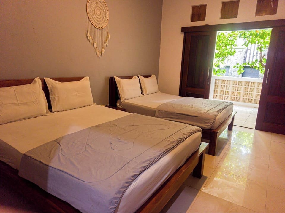 Standard Family Room | Desk, free WiFi
