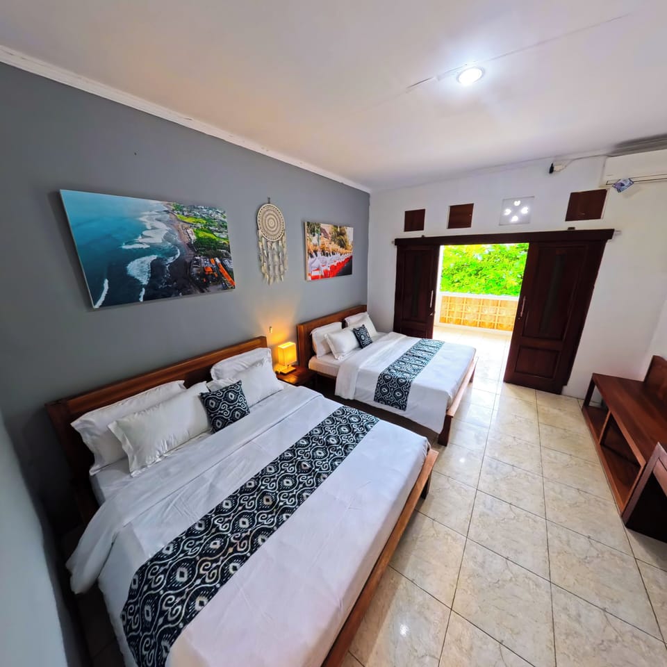 Family Room | Desk, free WiFi