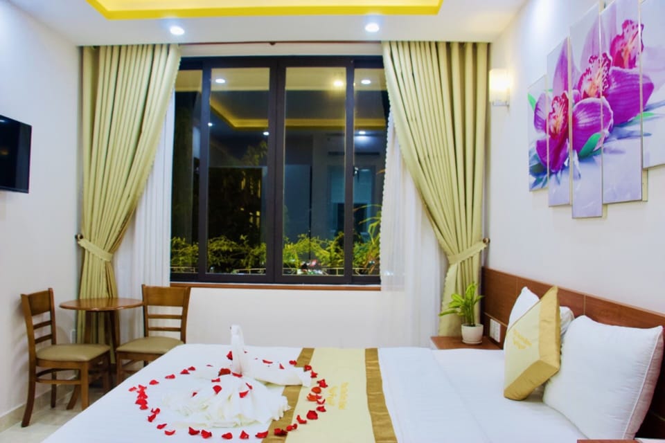 Deluxe Room, Balcony | Minibar, desk, WiFi (free), bed sheets