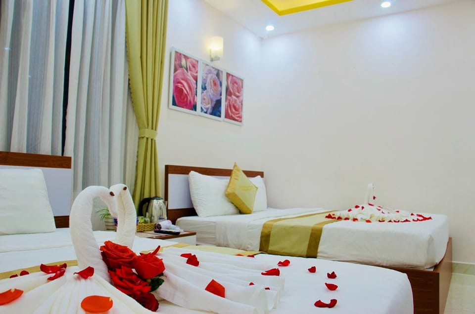 Minibar, desk, WiFi (free), bed sheets