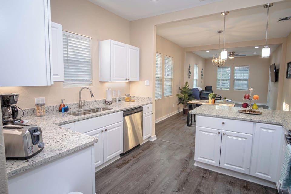 House (3 Bedrooms) | Private kitchen | Oven, stovetop, cookware/dishes/utensils, dining tables