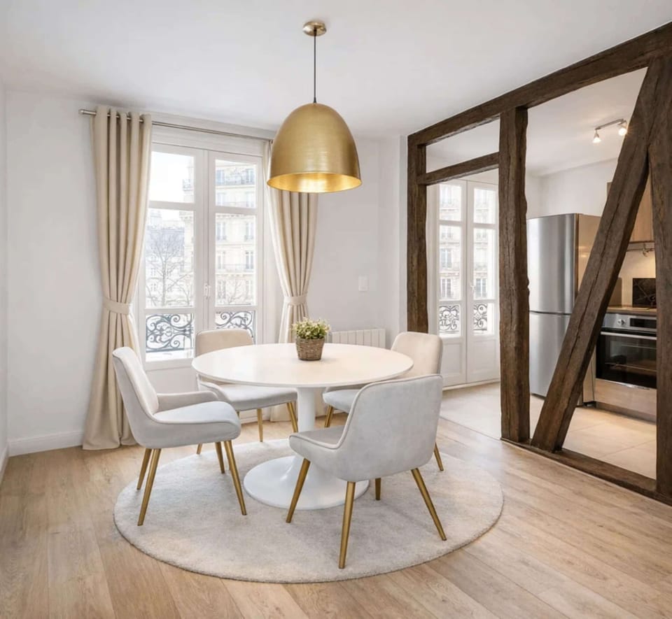 Flexible workspace or dining area – this living room adapts to your needs.