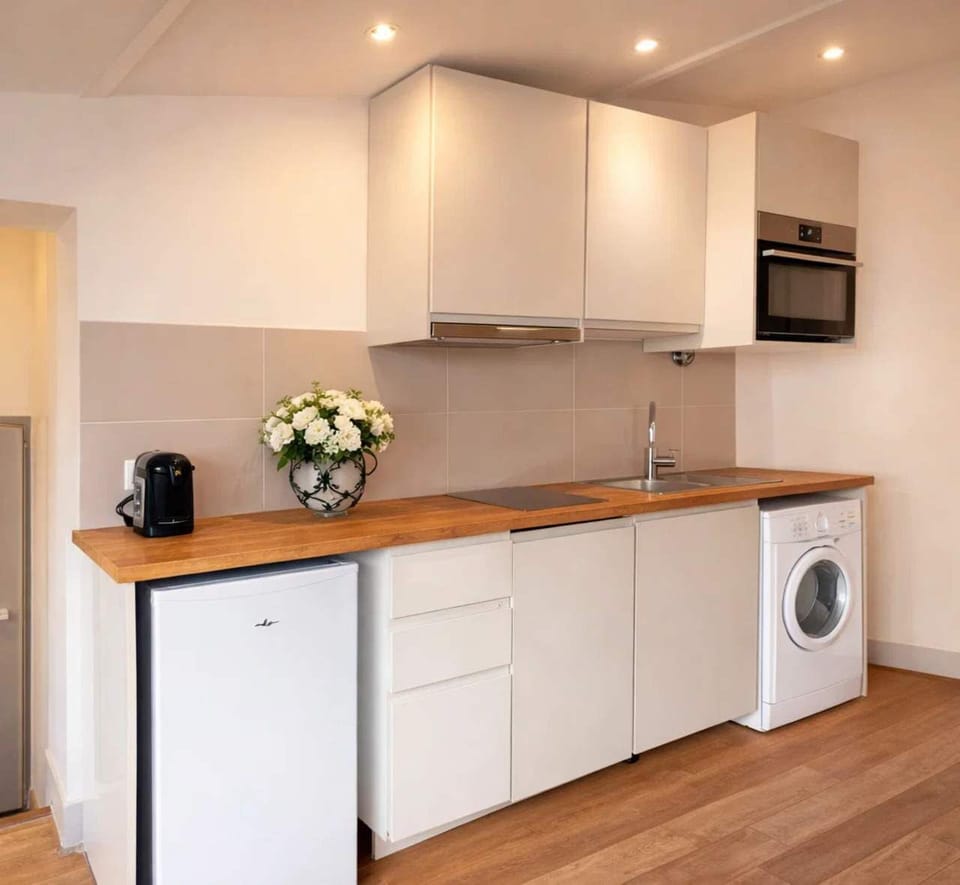 Enjoy a fully equipped kitchen with top-quality utensils and appliances.