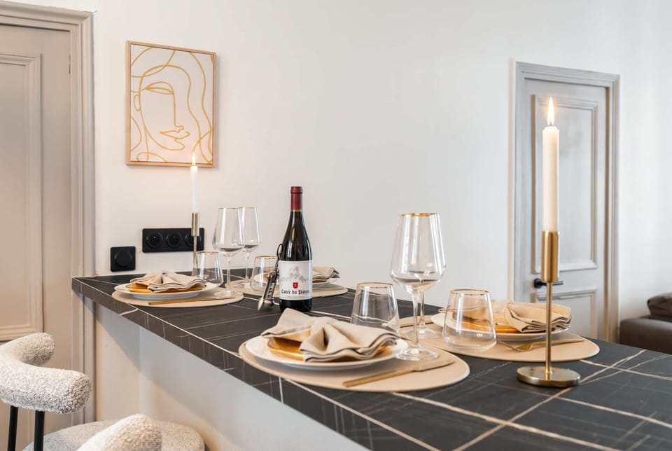 Multifunctional table for dining or working.