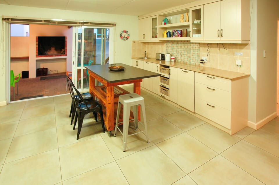 Deluxe House | Private kitchen | Fridge, microwave, oven, stovetop