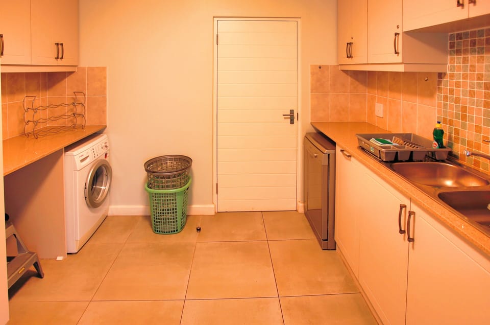 Deluxe House | Private kitchen | Fridge, microwave, oven, stovetop