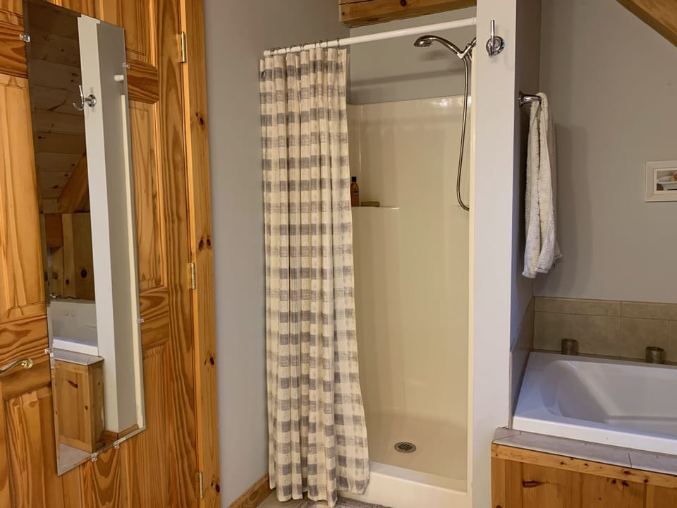 "Queens" bedroom en suite bathroom, stand up shower. 