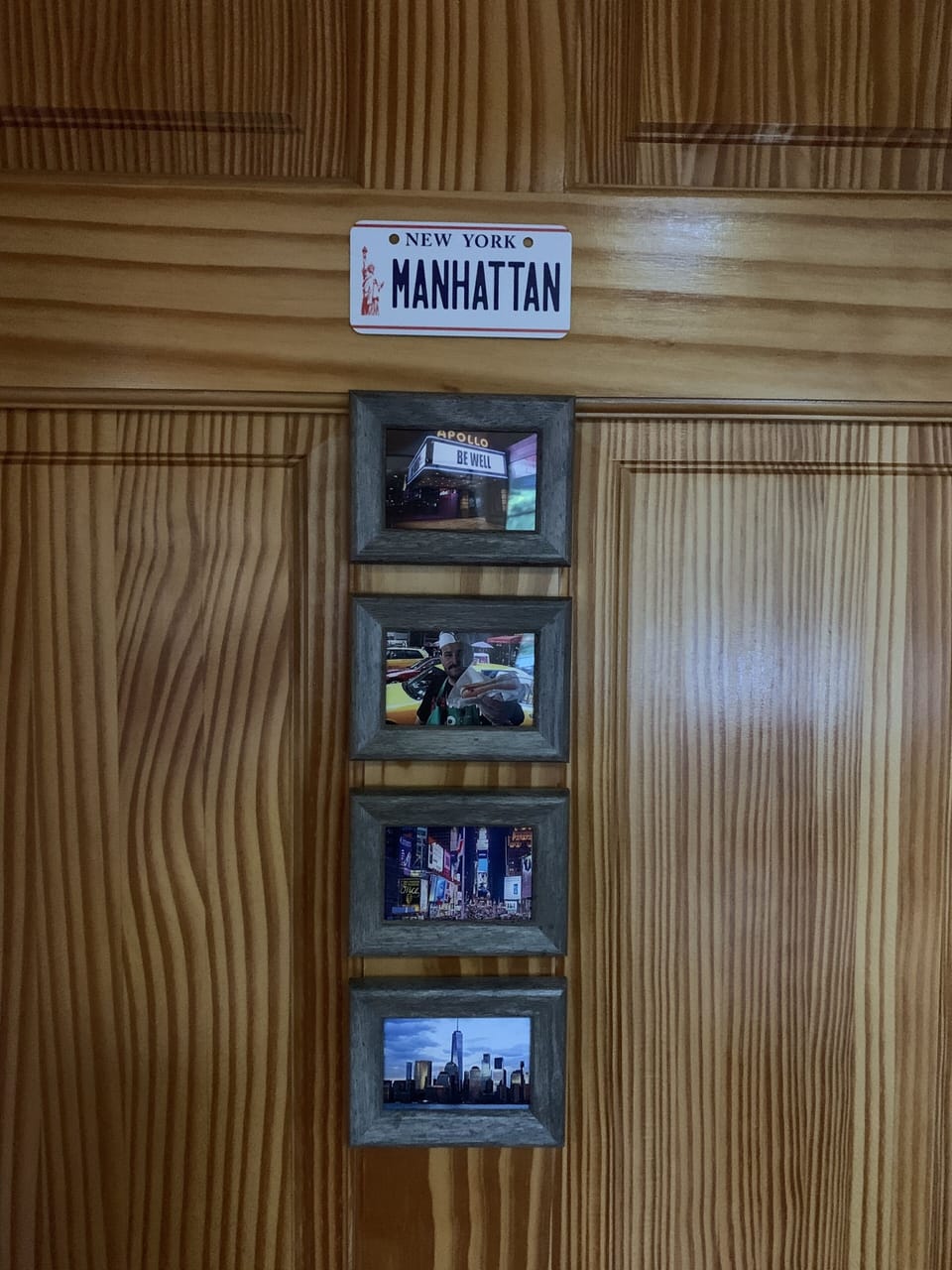 "Manhattan" Bedroom 3 - main floor, queen bed, smart tv, bureau.