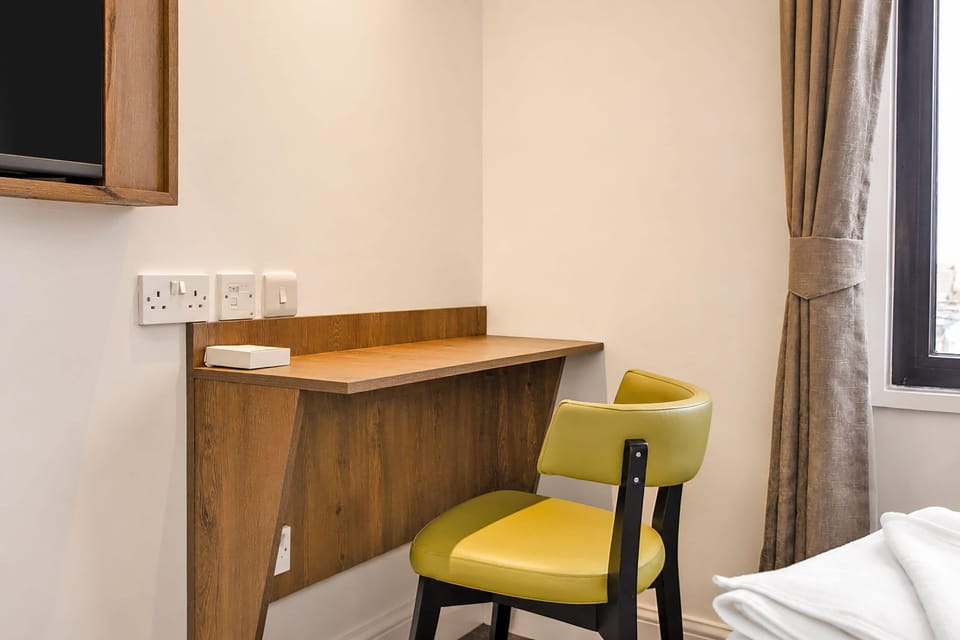 Standard Single Room | In-room safe, desk, blackout drapes, iron/ironing board (on request)
