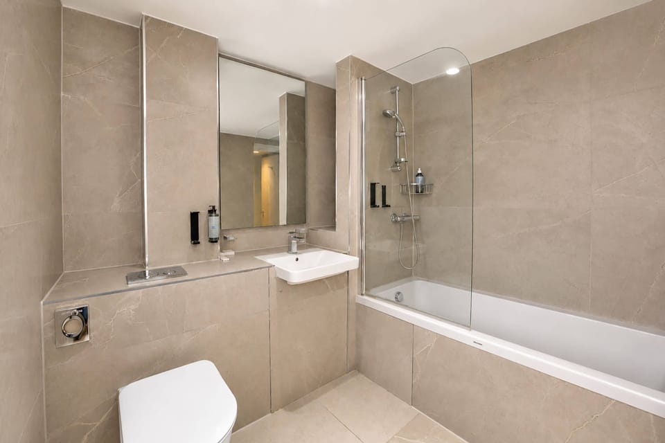Standard Quad Room | Bathroom | Shower, free toiletries, hair dryer (on request), towels