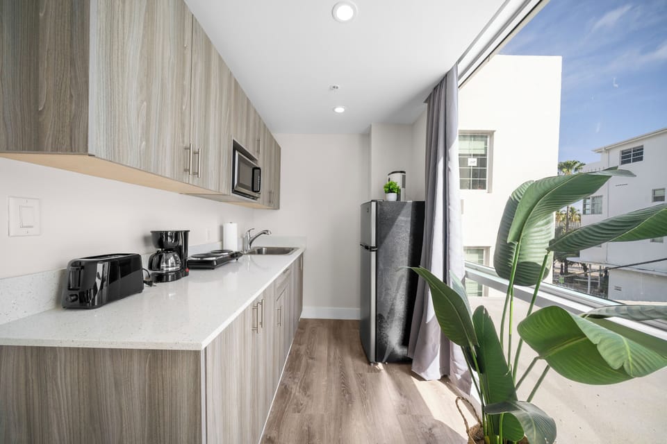Deluxe Corner King Studio w/Kitchen, Sofa Bed | Private kitchenette | Full-size fridge, microwave, stovetop, coffee/tea maker