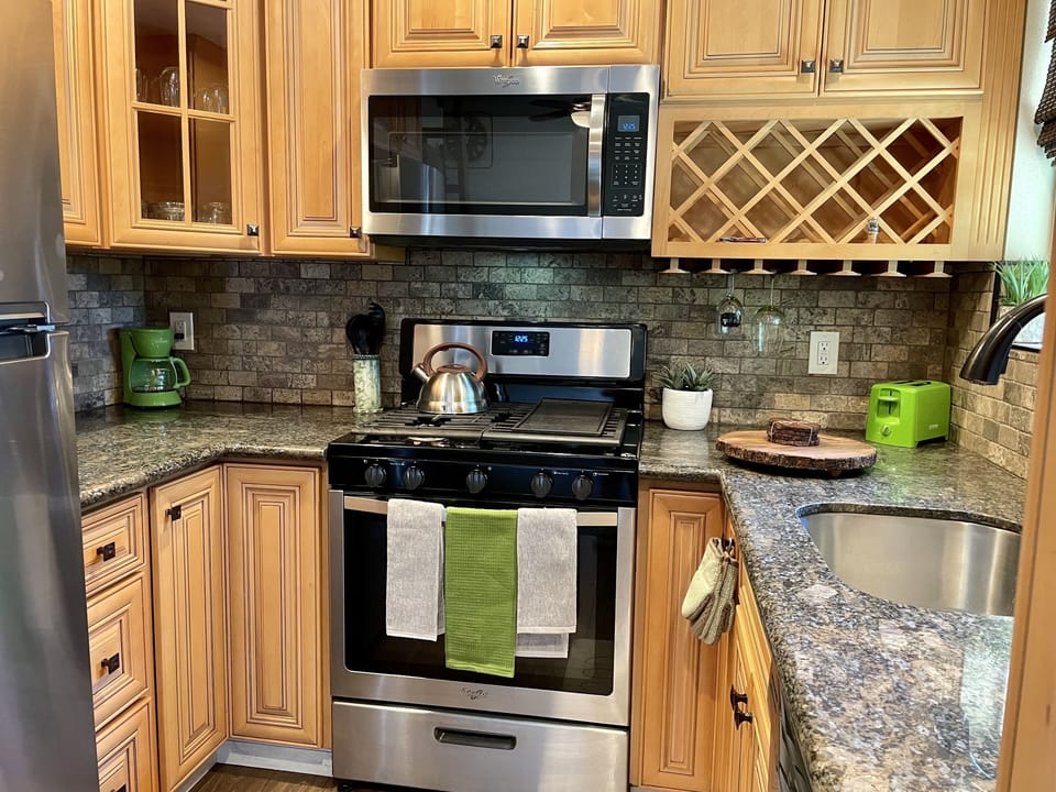 Full size appliances, fully equipped kitchen.