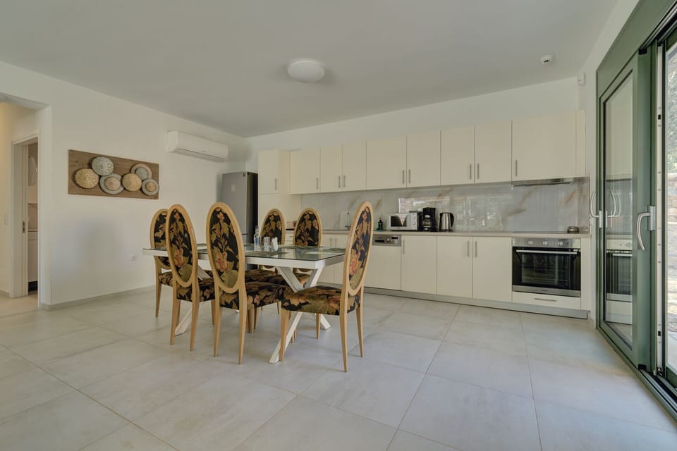 Villa | Private kitchen | Full-size fridge, microwave, oven, stovetop