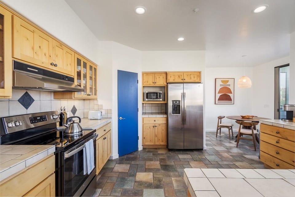 Kitchen w/Breakfast Nook - Seats 4