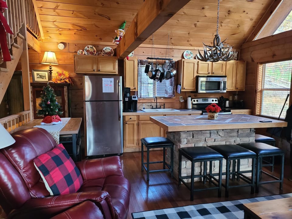 Kitchen with Stone Island and Seating