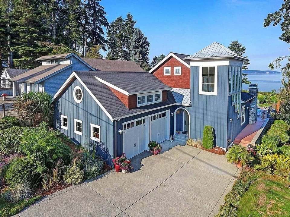 The driveway has plenty of room for parking.