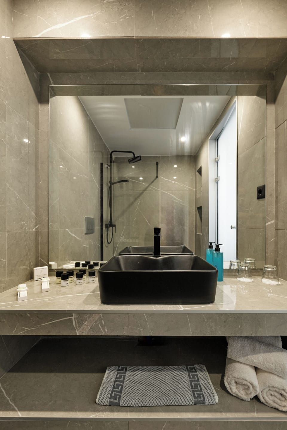 Deluxe Quadruple Room | Bathroom | Shower, free toiletries, hair dryer, towels
